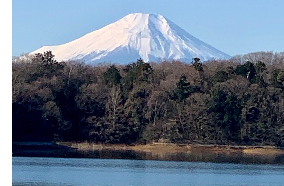 多摩湖から見る雪の富士山